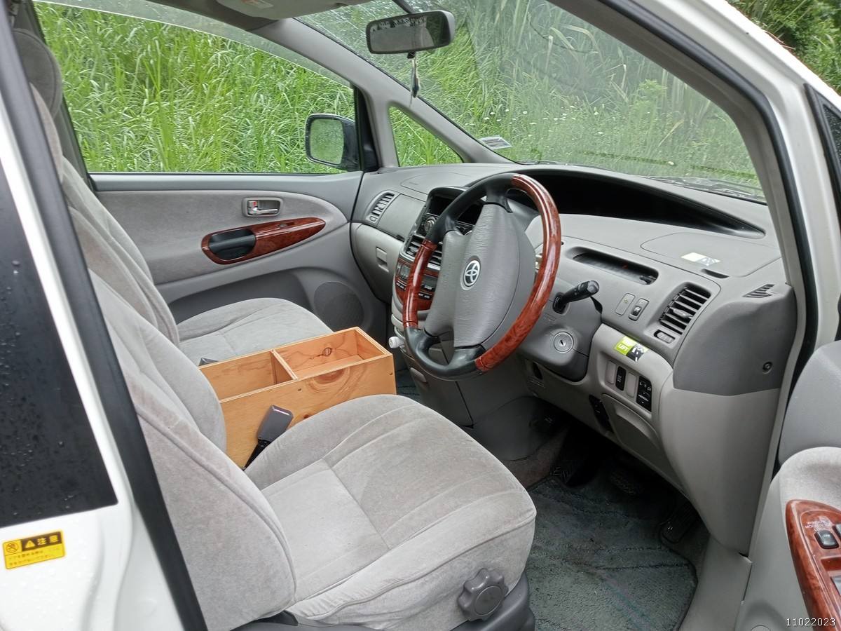 Driver's seat, wood-rim steering wheel and plywood console box of the FQK81 Toyota Estima campervan