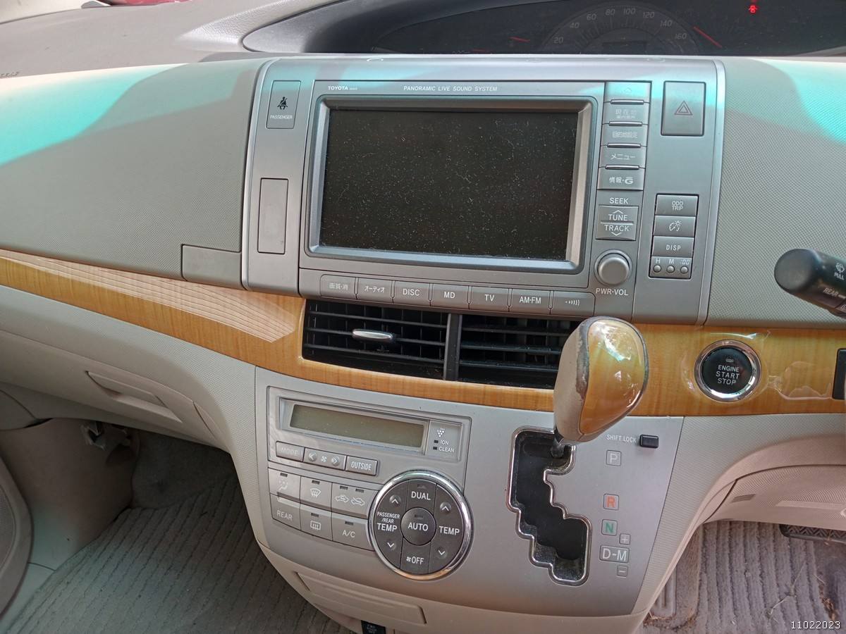 Stereo, climate controls and gear selector of the JAK653 Toyota Estima campervan
