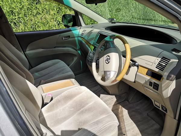 Driver's seat, steering wheel and dashboard of the HMC107 Toyota Estima campervan