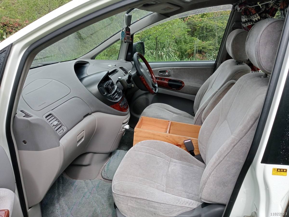 Front seats and dashboard of the FQK81 Toyota Estima, plywood console box between the seats