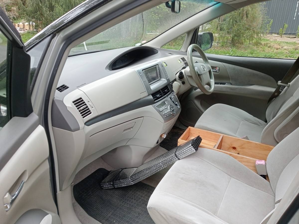 Passenger side of the JNQ545 Toyota Estima cab, dashboard and console box