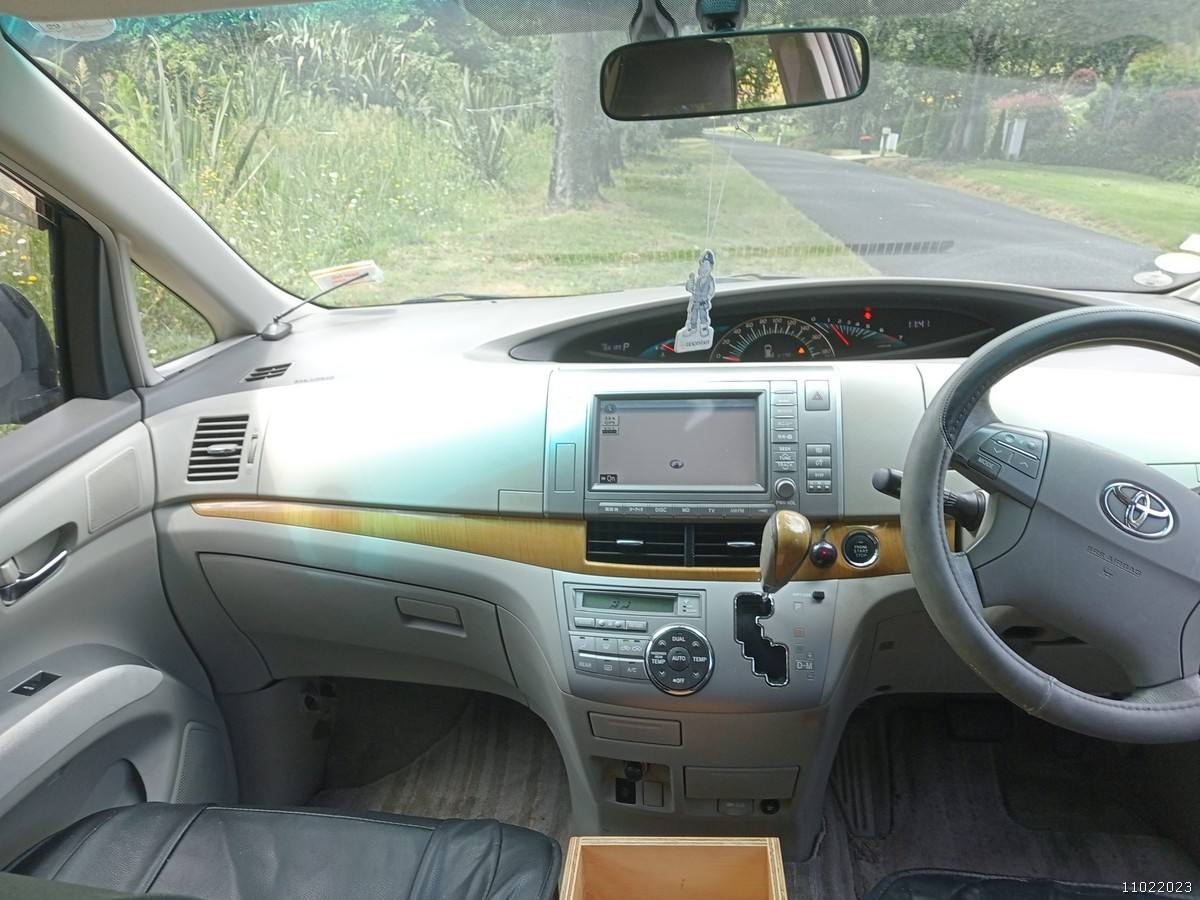Dashboard, stereo and steering wheel of the KHP570 Toyota Estima campervan
